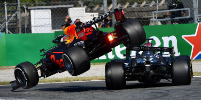 Foto zur News: Max Verstappen (Red Bull RB16B) kollidiert beim Formel-1-Rennen von Monza 2021 mit Lewis Hamilton (Mercedes W12)