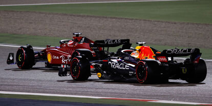 Foto zur News: Charles Leclerc (Ferrari F1-75) und Max Verstappen (Red Bull RB18) beim Formel-1-Rennen in Bahrain 2022