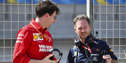 Foto zur News: Ferrari-Teamchef Mattia Binotto und Red-Bull-Teamchef Christian Horner