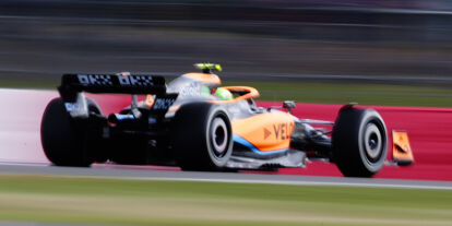 Foto zur News: Lando Norris (McLaren MCL36) im Training zum Formel-1-Rennen in Silverstone 2022
