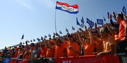 Foto zur News: Fans von Max Verstappen beim Formel-1-Rennen in Zandvoort