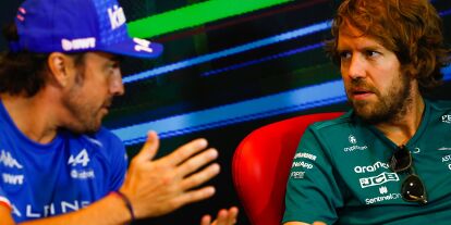 Foto zur News: Fernando Alonso mit Sebastian Vettel in einer Formel-1-Pressekonferenz