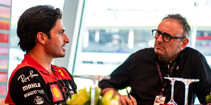 Foto zur News: Carlos Sainz im Gespräch mit Roberto Chinchero von motorsport.com Italien
