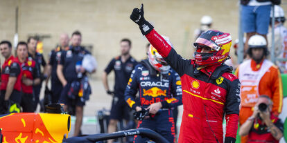 Foto zur News: Carlos Sainz (Ferrari) jubelt über die Poleposition zum Formel-1-Rennen in Austin 2022
