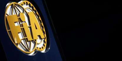 Foto zur News: FIA-Logo im Fahrerlager der Formel 1