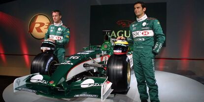 Foto zur News: Eddie Irvine und Pedro de la Rosa bei der Präsentation des Jaguar R3 aus der Formel-1-Saison 2002