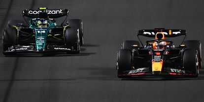 Foto zur News: Fernando Alonso im Aston Martin AMR23 und Max Verstappen im Red Bull RB19