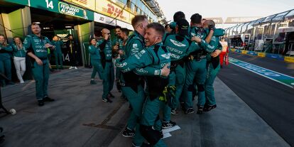 Foto zur News: Mechaniker von Aston Martin feiern in der Formel-1-Boxengasse