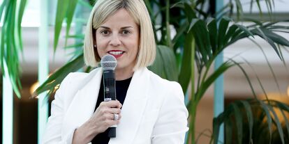 Foto zur News: Academy-Serienchefin Susie Wolff beim Business-Forum 2023 in Monaco