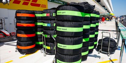 Foto zur News: Formel-1-Reifen von Pirelli in Heizdecken