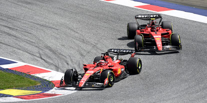 Foto zur News: Charles Leclerc vor Carlos Sainz (Ferrari SF-23) beim Formel-1-Rennen in ÖSterreich 2023