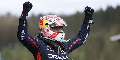 Foto zur News: Max Verstappen bejubelt den Sieg beim Österreich-Grand-Prix 2023