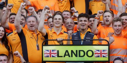 Foto zur News: McLaren-Boss Zak Brown, die Fahrer und das Team bejubeln den Erfolg in Silverstone 2023