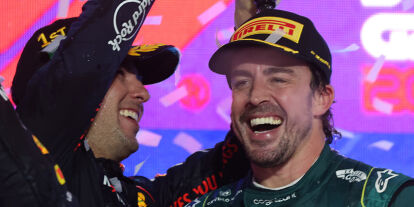 Foto zur News: Sergio Perez und Fernando Alonso feiern auf dem Podium in Miami