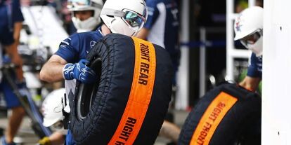 Foto zur News: Ein Williams-Mechaniker trägt ein Rad mit Reifenheizdecke