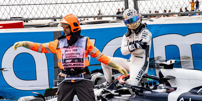 Foto zur News: Daniel Ricciardo nach dem Unfall im Training zum Formel-1-Rennen in Zandvoort 2023