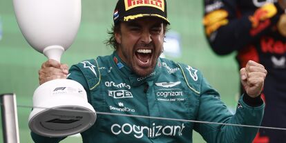 Foto zur News: Fernando Alonso bejubelt P2 beim Formel-1-Rennen in Zandvoort 2023 auf dem Podium