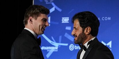 Foto zur News: Max Verstappen und FIA-Präsident Mohammed bin Sulayem bei der FIA-Gala 2022