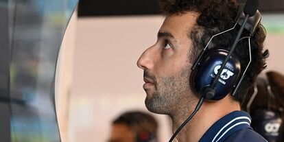 Foto zur News: Daniel Ricciardo in der Box von Formel-1-Team AlphaTauri