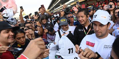 Foto zur News: Sergio Perez mit Fans beim Formel-1-Rennen 2023 in Mexiko
