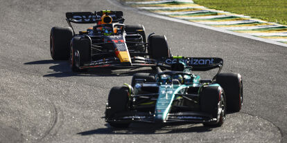 Foto zur News: Fernando Alonso (Aston Martin AMR23) vor Sergio Perez (Red Bull RB19) im Formel-1-Rennen von Brasilien 2023