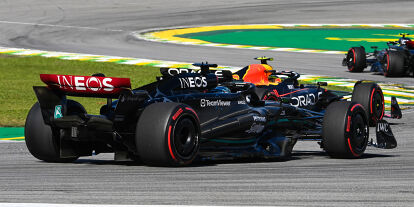Foto zur News: Sergio Perez (Red Bull RB19) und George Russell (Mercedes W14) beim Formel-1-Rennen in Brasilien 2023
