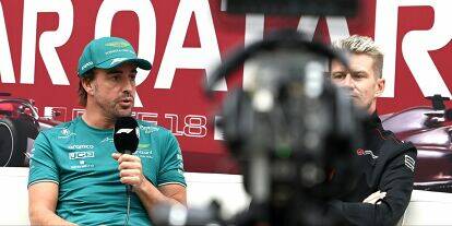 Foto zur News: Fernando Alonso und Nico Hülkenberg bei einer Formel-1-Pressekonferenz