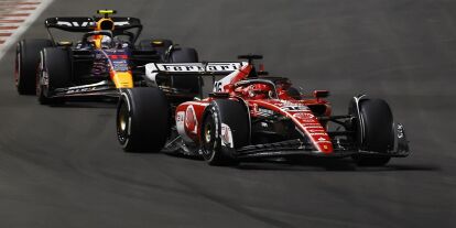 Foto zur News: Sergio Perez im Red Bull RB19 hinter Charles Leclerc im Ferrari SF-23