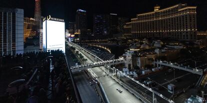 Foto zur News: Ein Formel-1-Auto vor der nächtlichen Kulisse der Spielerstadt Las Vegas 2023