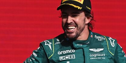 Foto zur News: Fernando Alonso lacht auf dem Formel-1-Podium in der Saison 2023