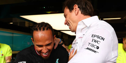 Foto zur News: Lewis Hamilton und Toto Wolff verstehen sich prächtig