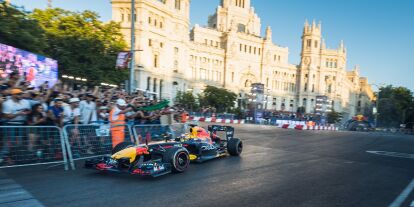 Foto zur News: Sergio Perez beim Red-Bull-Showrun in Madrid