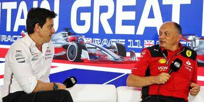 Foto zur News: Toto Wolff und Frederic Vasseur bei einer Formel-1-Pressekonferenz