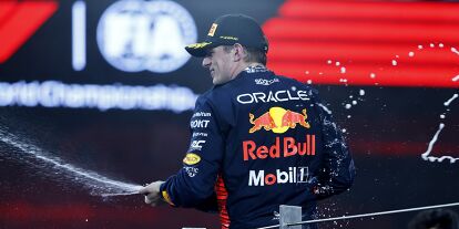 Foto zur News: Max Verstappen jubelt über einen Sieg in der Formel 1
