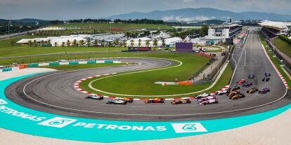 Foto zur News: Startphase beim Formel-1-Rennen in Malaysia auf dem Sepang Circuit