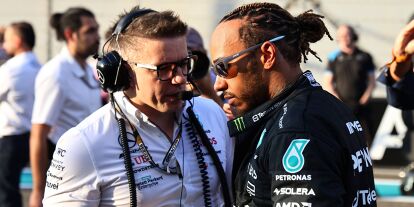 Foto zur News: Lewis Hamilton mit seinem Renningenieur Peter Bonnington