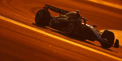 Foto zur News: Max Verstappen (Red Bull RB20) vor Guanyu Zhou (Sauber C44) bei den Formel-1-Testfahrten in Bahrain 2024