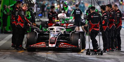 Foto zur News: Nico Hülkenberg beim Boxenstopp mit den Haas-Mechanikern beim Formel-1-Test 2024 in Bahrain