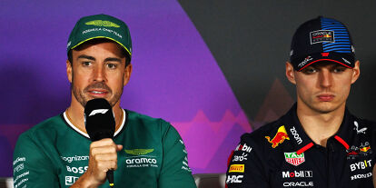 Foto zur News: Fernando Alonso und Max Verstappen bei der Formel-1-Pressekonferenz in Bahrain