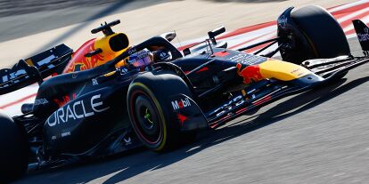 Foto zur News: Max Verstappen im Red Bull RB20 beim Formel-1-Training in Bahrain 2024