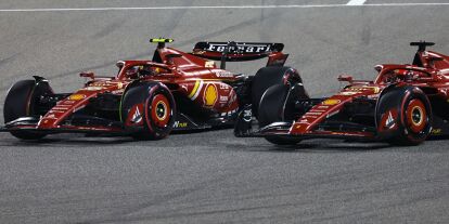 Foto zur News: Carlos Sainz im Duell mit Ferrari-Teamkollege Charles Leclerc beim Formel-1-Auftakt 2024 in Bahrain