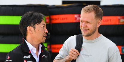 Foto zur News: Haas-Teamchef Ayao Komatsu und Kevin Magnussen