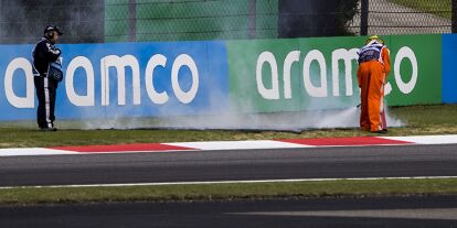 Foto zur News: Feuer in der Auslaufzone: Gras brennt beim Freien Training der Formel 1 in Schanghai 2024