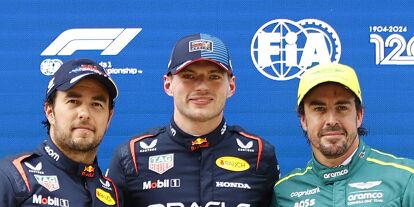 Foto zur News: Sergio Perez, Max Verstappen, Fernando Alonso