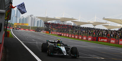 Foto zur News: Lewis Hamilton (Mercedes) im Sprint zum Formel-1-Rennen in China 2024