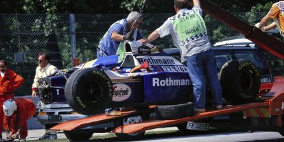 Foto zur News: Das Wrack des Williams von Ayrton Senna am 1. Mai 1994 in Imola