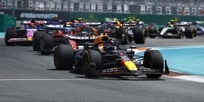 Foto zur News: Max Verstappen, Charles Leclerc, Daniel Ricciardo