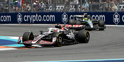 Foto zur News: Kevin Magnussen (Haas VF-24) vor Lewis Hamilton (Mercedes W15) beim Formel-1-Sprint in Miami 2024