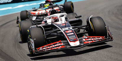 Foto zur News: Kevin Magnussen, Lewis Hamilton
