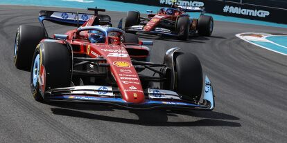 Foto zur News: Charles Leclerc vor seinem Ferrari-Teamkollegen Carlos Sainz beim Formel-1-Rennen in Miami 2024